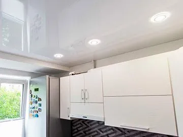 Белый потолок на кухню, 6 кв.м
